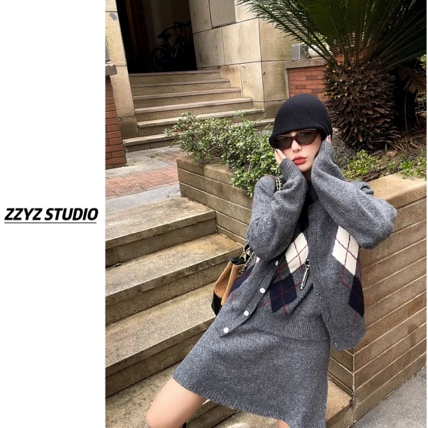 【ZZYZ】“格纹学院”V领菱格针织开衫+同色系背心+半裙miu三件套套装