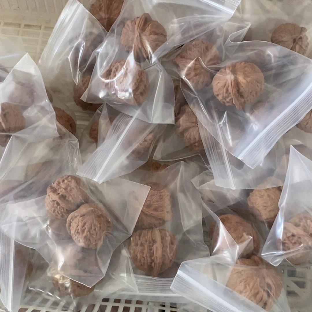 文玩核桃吊坠石门元宝有瑕疵