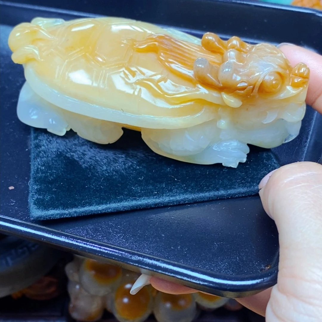 未镶嵌石英质玉（黄龙玉）颈饰