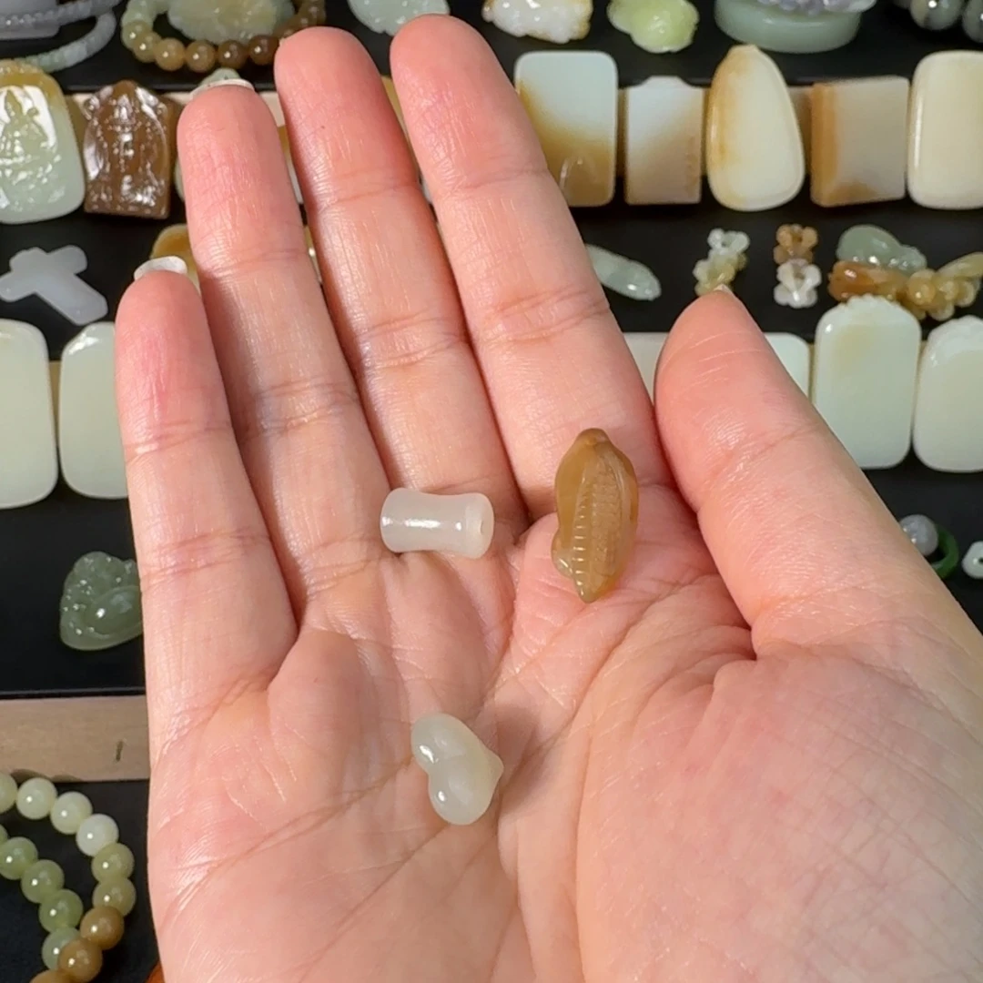 陈****颈饰未镶嵌和田玉