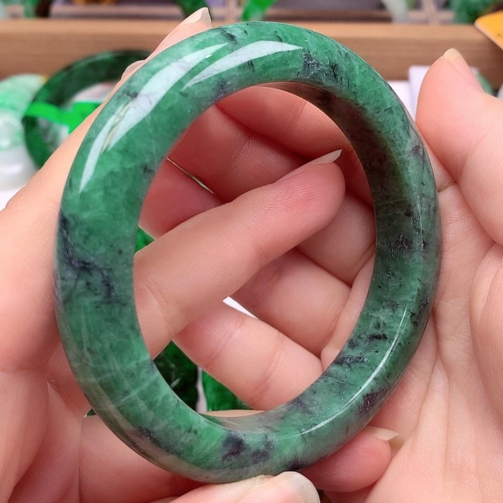 翡翠手镯未镶嵌翡翠