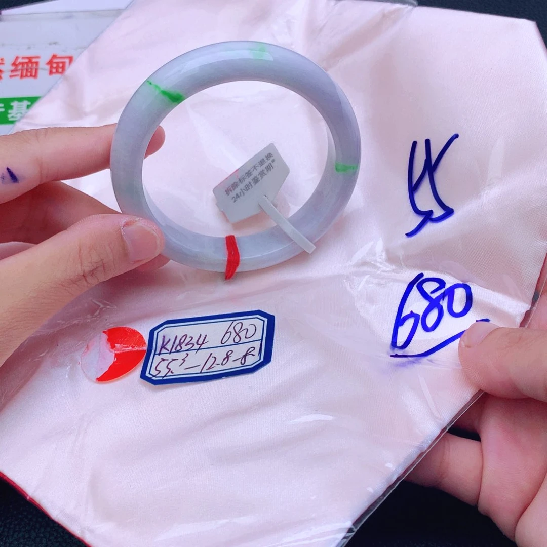 翡翠手镯未镶嵌翡翠
