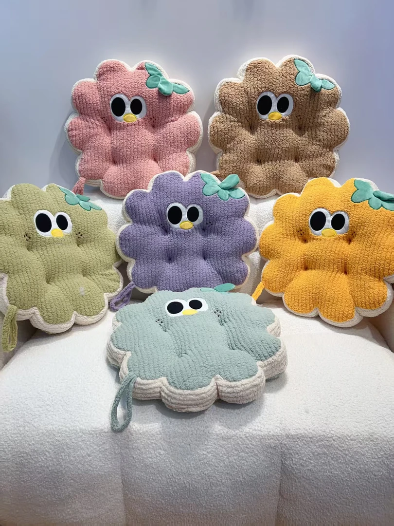 毛绒坐垫一个（颜色花型随机）