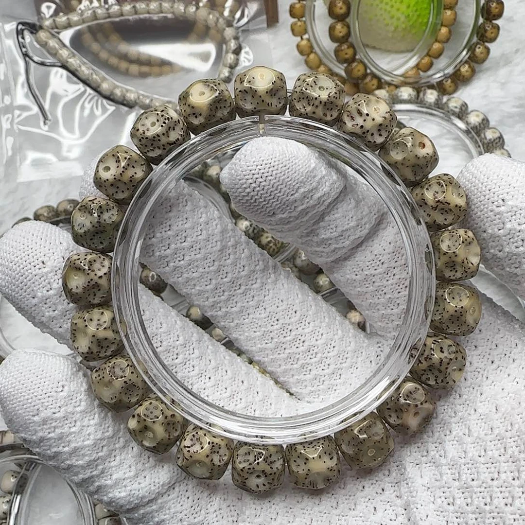 阿***东星月菩提吊坠无相雕刻