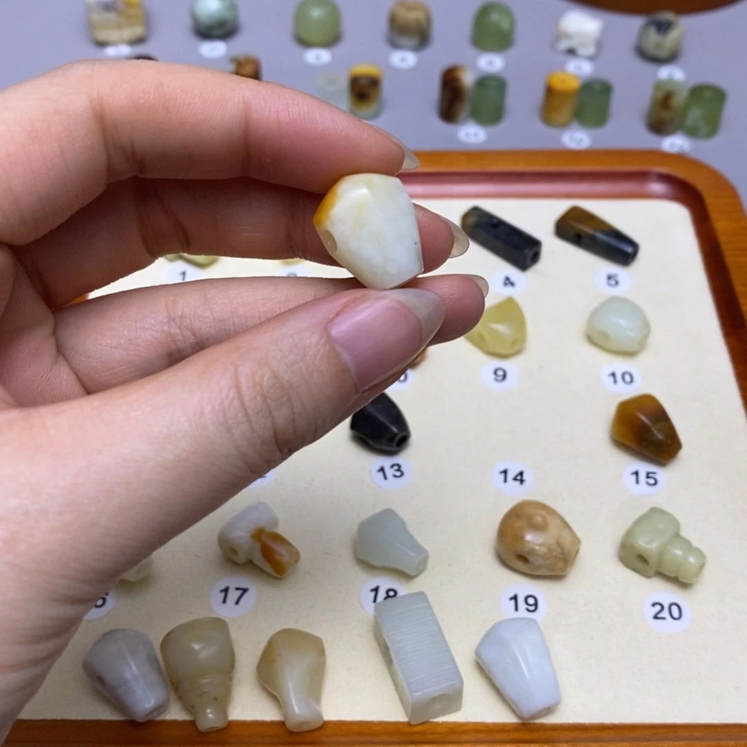 蛇纹石玉配饰合金阿*