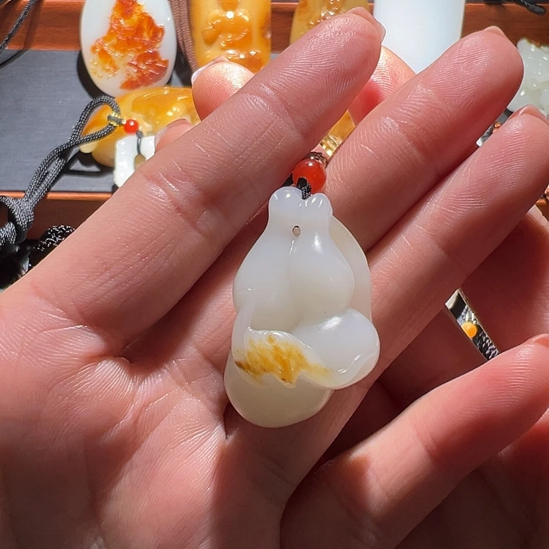 格***开和田玉未镶嵌颈饰