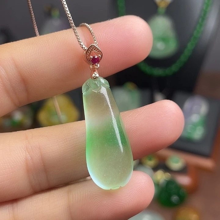 翡翠未镶嵌吊坠(赠链)