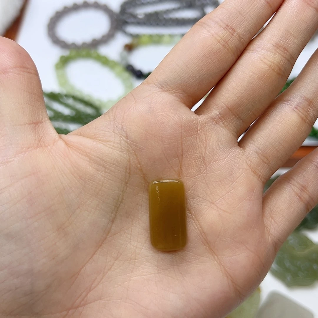 未镶嵌颈饰和田玉