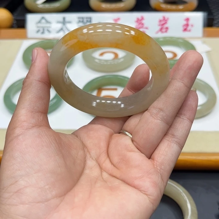 未镶嵌手镯石英质玉゛****?