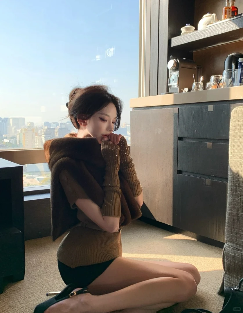 2025秋季新款保暖毛毛披肩+烫钻袖套辣妹针织衫+显瘦短裤三件套女