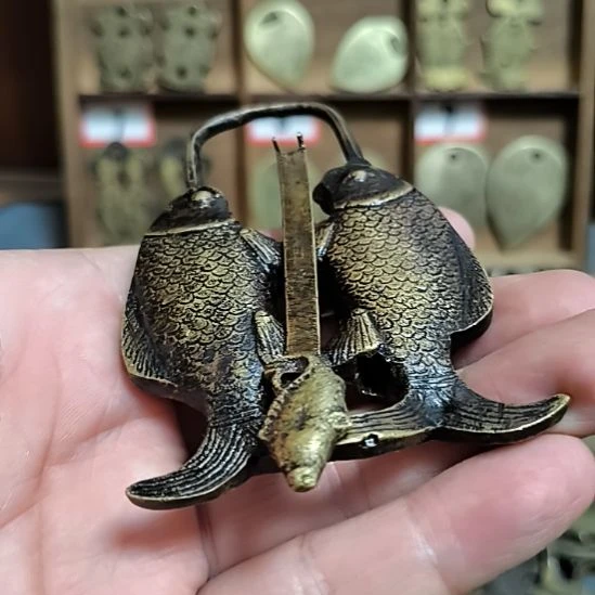 明***轩镀金鱼锁一个，品相如图