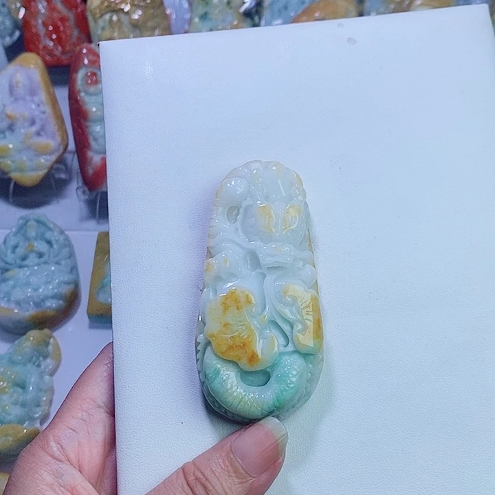 翡翠未镶嵌颈饰龙