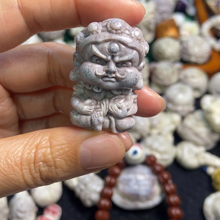 鼬***子配饰鹿角雕刻一个出