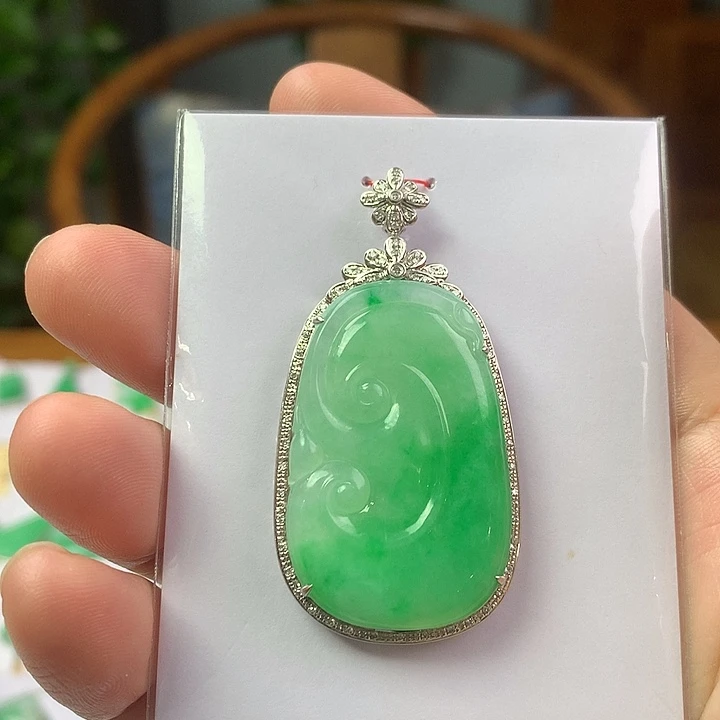 翡翠18K金镶嵌颈饰翡翠首饰