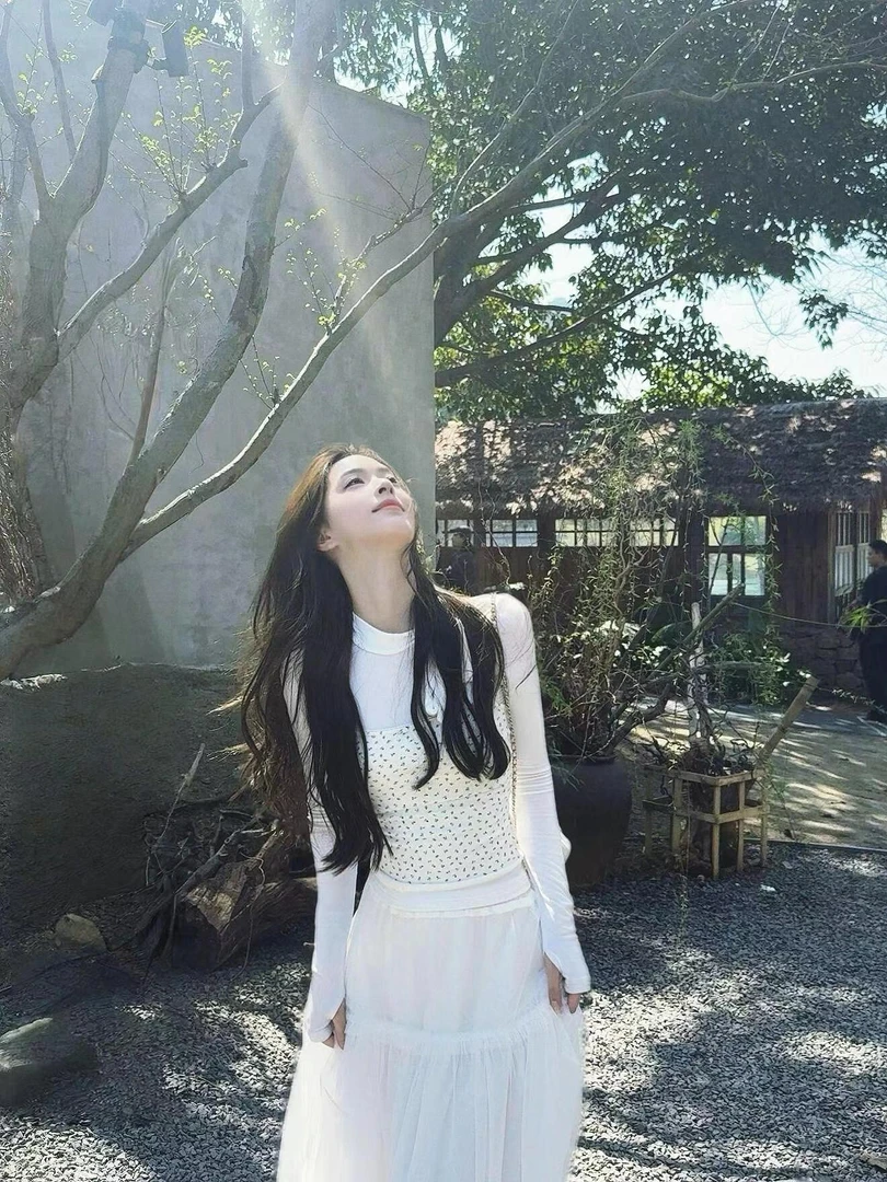 设计感时尚气质长袖上衣碎花吊带背心女2025新款显瘦蛋糕半身裙潮