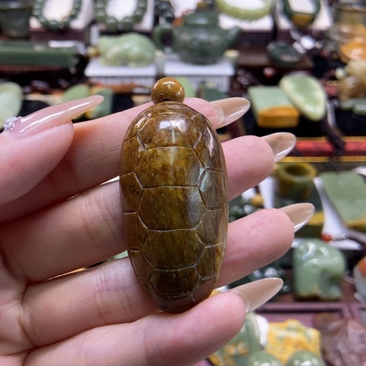 颈饰未镶嵌岫岩河磨玉（透闪石质玉）好***?