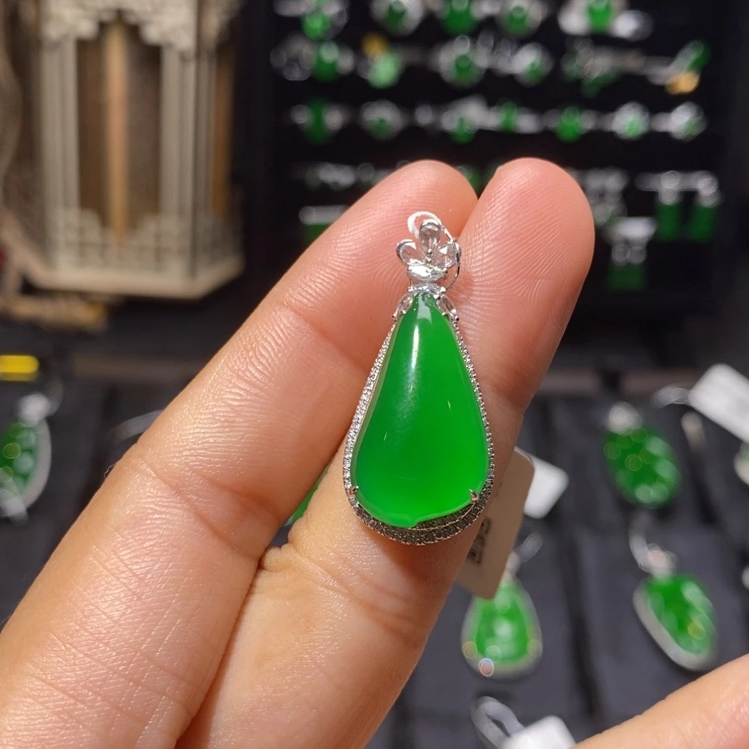 颈饰18K金镶嵌翡翠福瓜吊坠