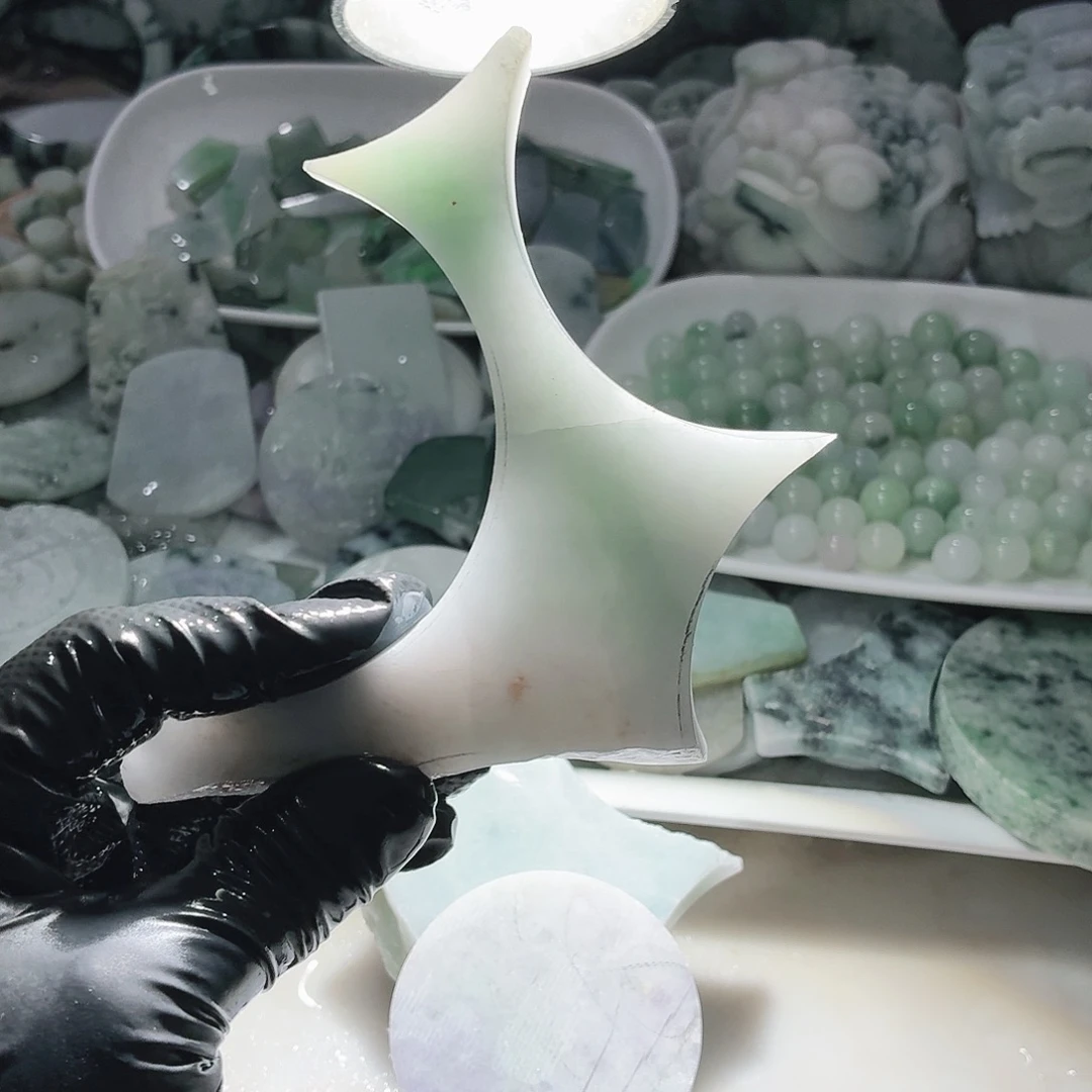 翡翠未镶嵌颈饰边角料