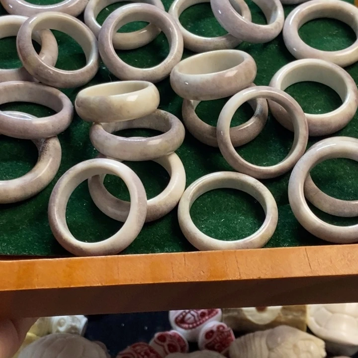 配饰鹿角雕刻一个出