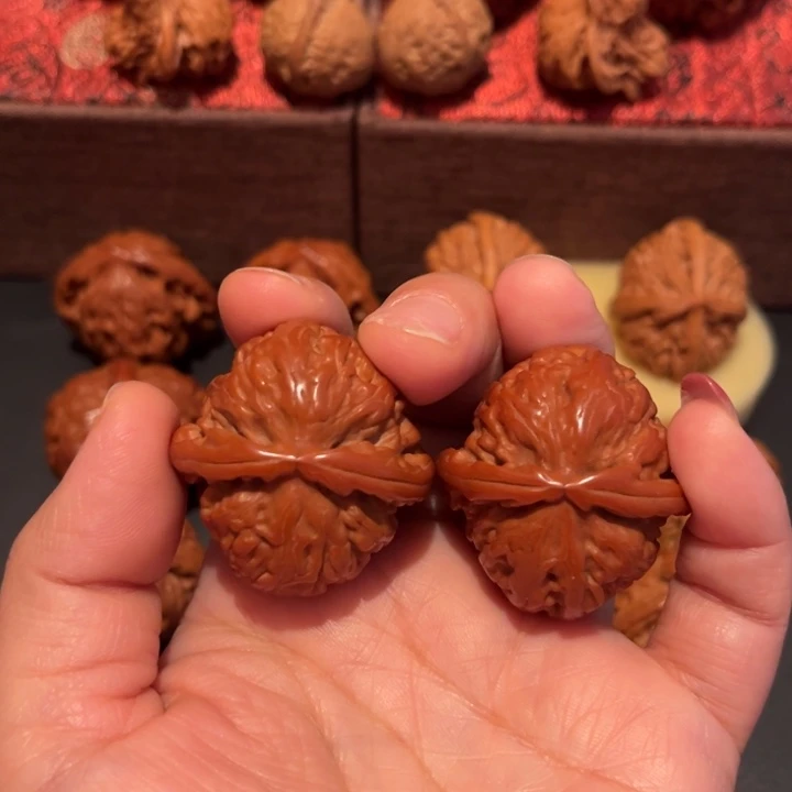 文玩核桃吊坠白狮子