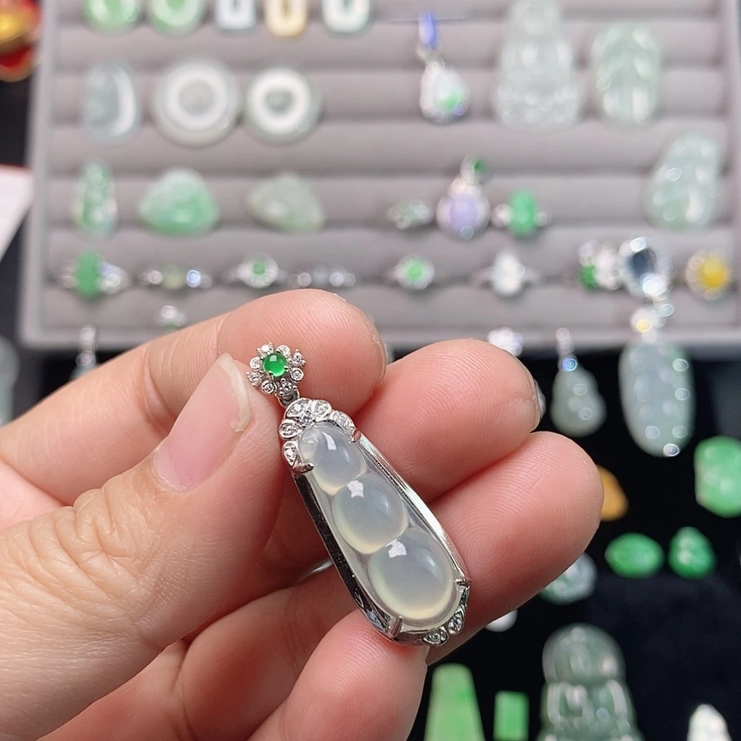 翡翠银S925镶嵌颈饰福豆