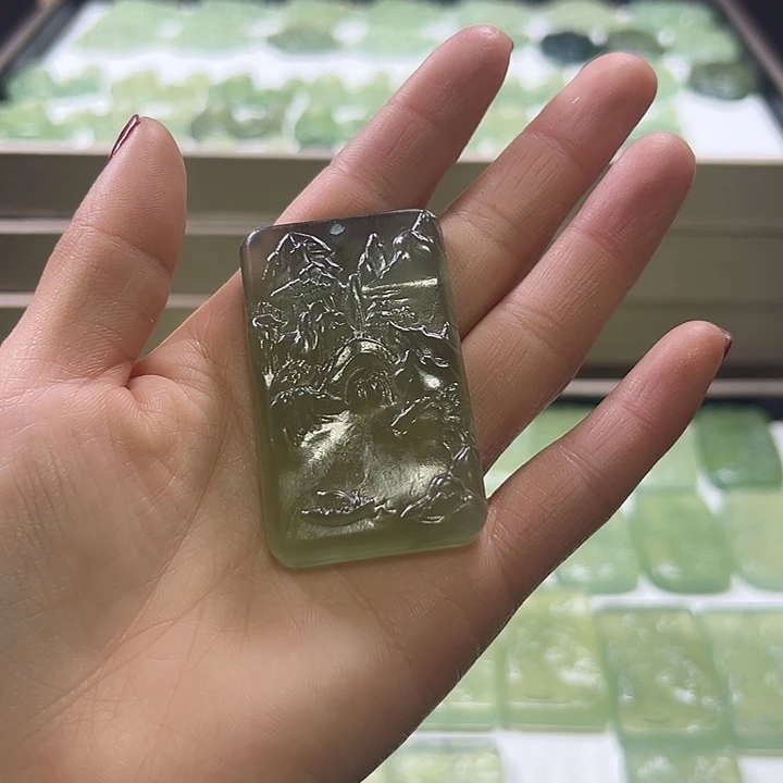 蛇纹石玉颈饰未镶嵌爆**子