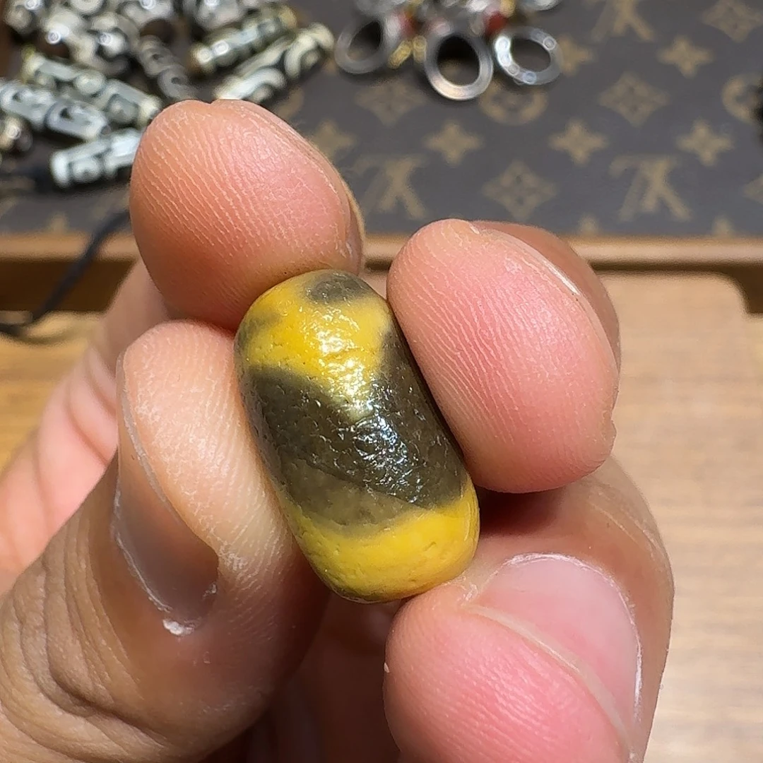 行运雪域老料虎牙桶珠