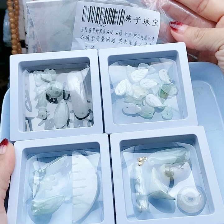 颈饰足铂镶嵌翡翠翡翠