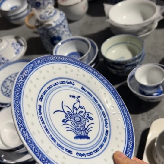 碗青花玲珑7寸兰花平盘， 平盘