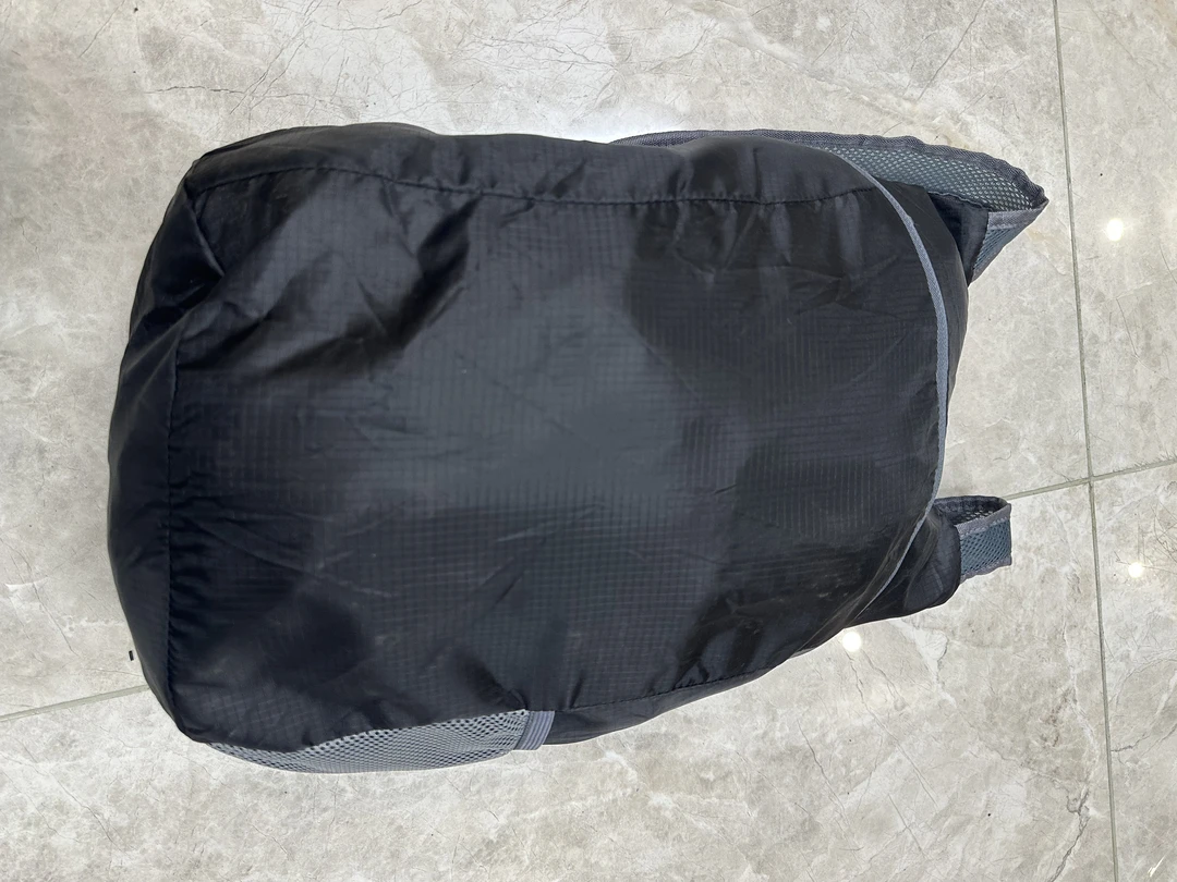 轻巧可折叠防水双肩包