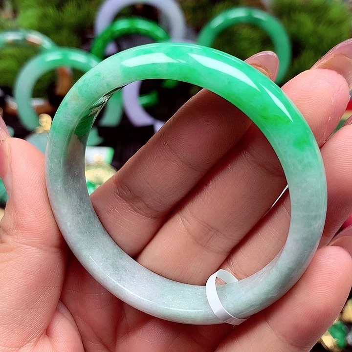 翡翠手镯未镶嵌翡翠