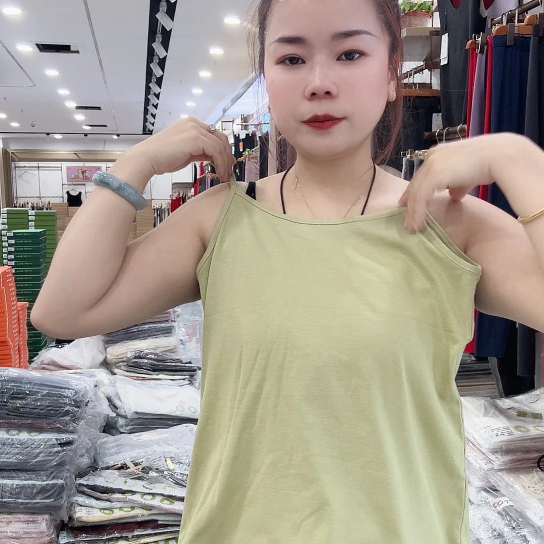 棉绿色细带背心一件