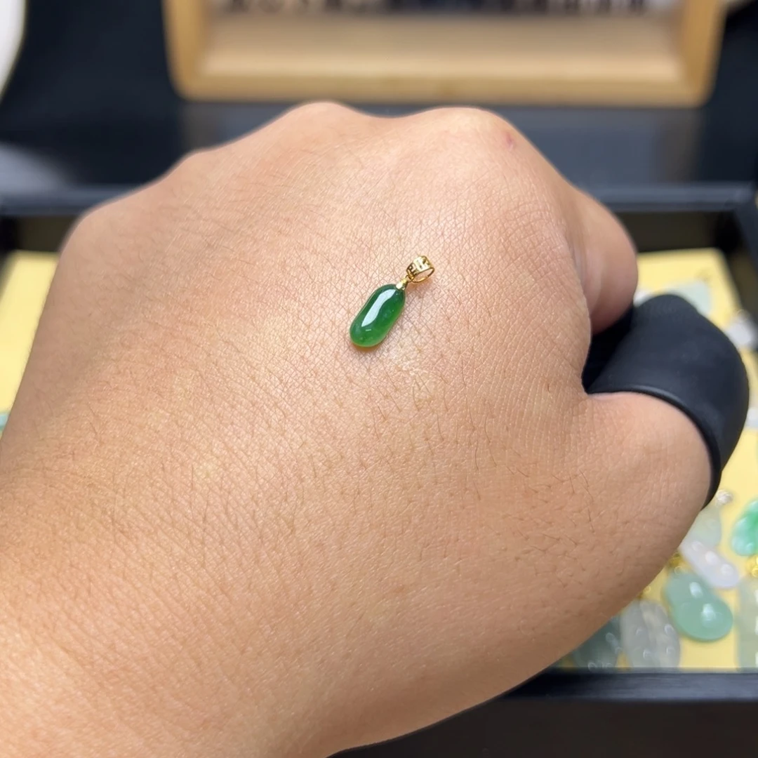 翡翠18K金镶嵌颈饰福瓜