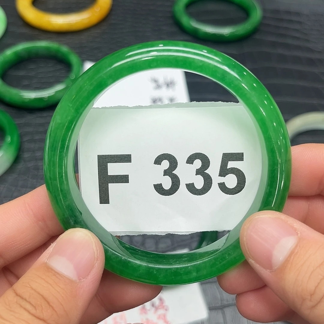 翡翠手镯未镶嵌默认瑕疵