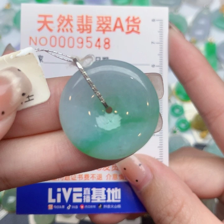 翡翠18K金镶嵌颈饰扣