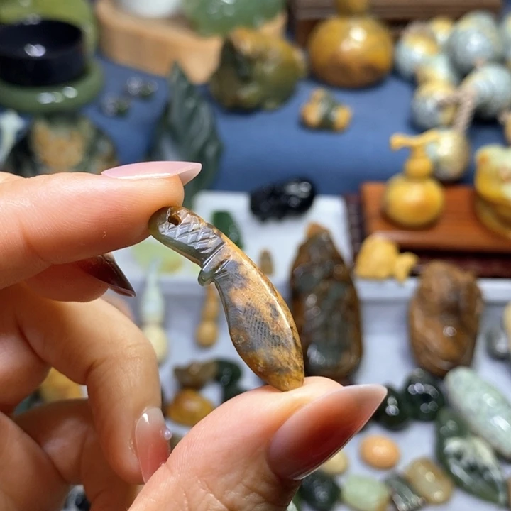 未镶嵌岫岩河磨玉（透闪石质玉）挂件