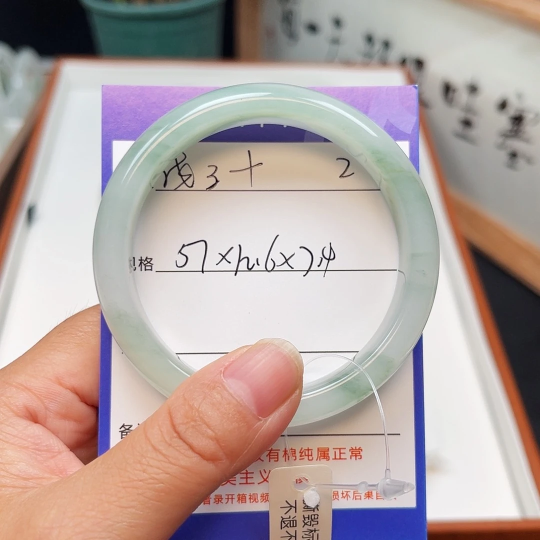 浅****石英质玉（金丝玉）手镯未镶嵌