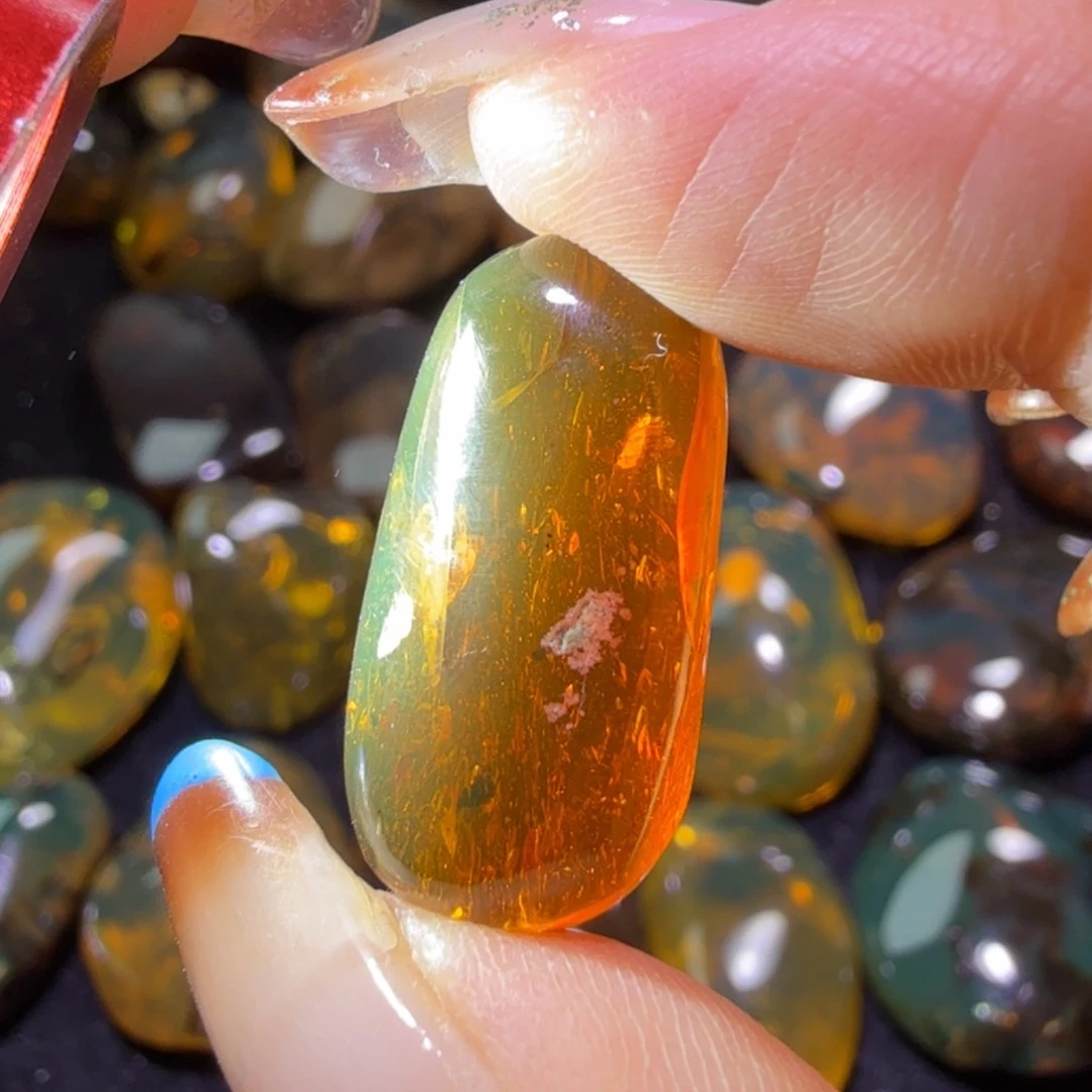 未镶嵌琥珀裸石。