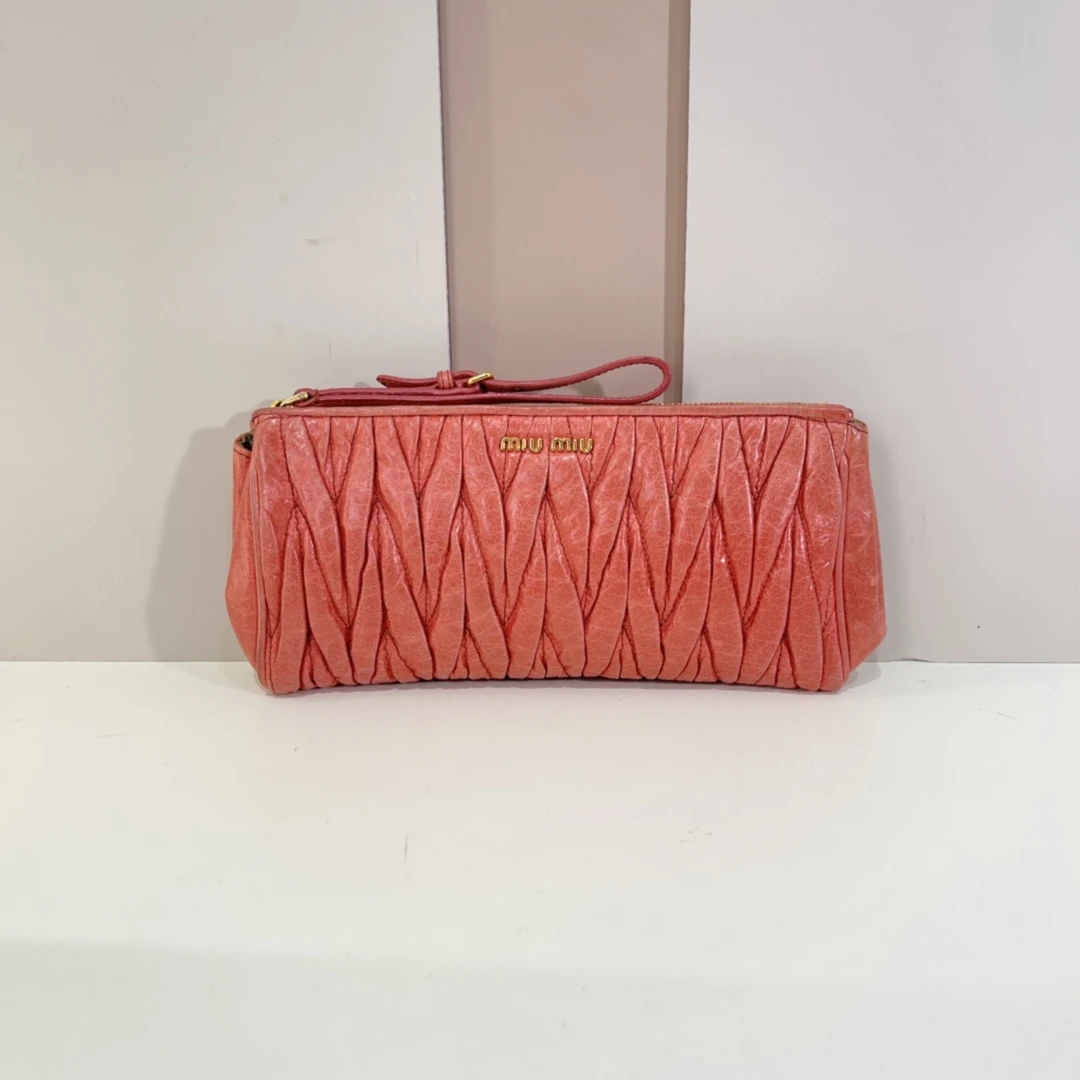 95新 MIU MIU/缪缪 缪缪褶皱油蜡皮手拿包cj6512