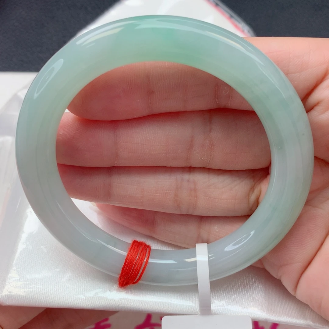 翡翠未镶嵌手镯56圆条 细糯化飘果绿底冰冰润润