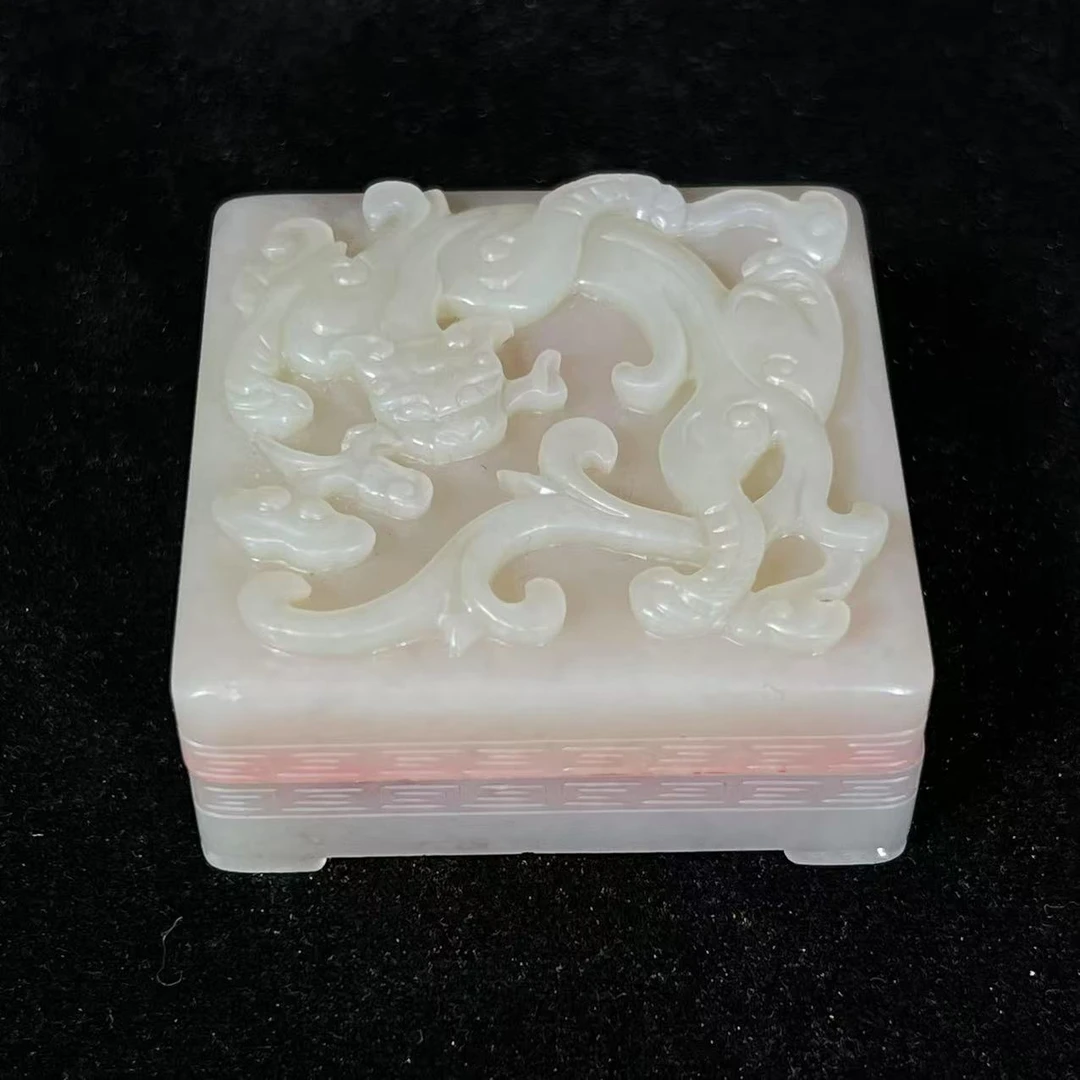 Lot31: 和田玉浮雕龍纹印泥盒 尺寸：5.7x5.7x2.6cm/137.7g