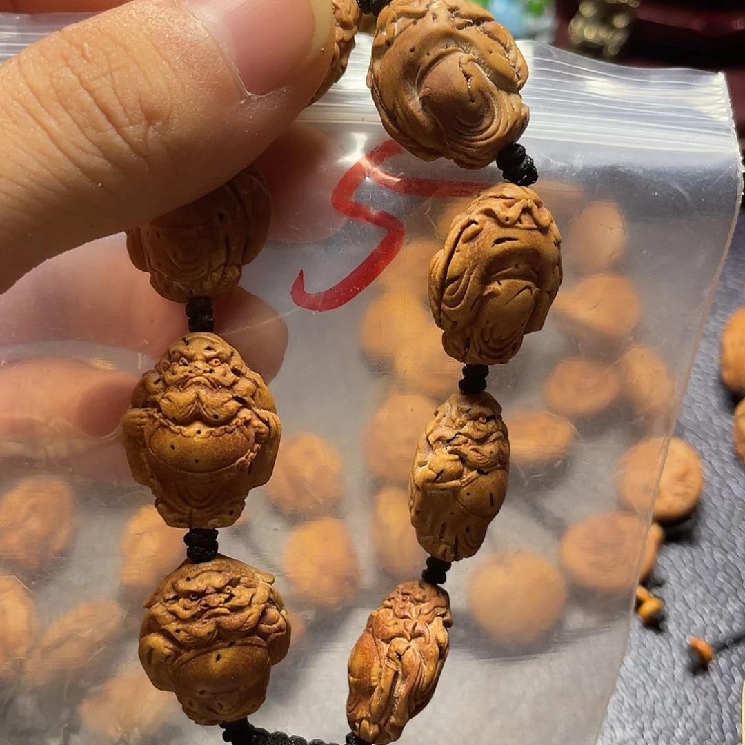 大桃核雕刻瑕疵钟馗