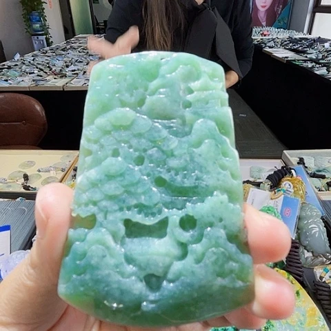 翡翠未镶嵌颈饰一个