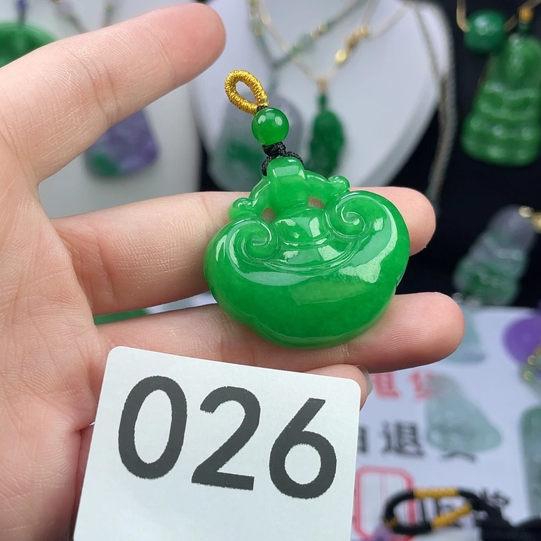 翡翠未镶嵌吊坠(赠链)