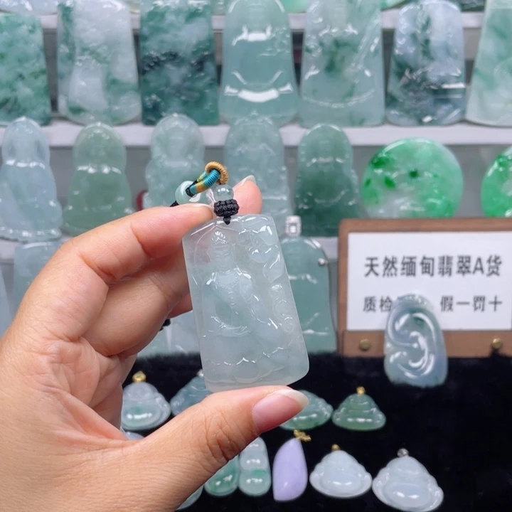 颈饰未镶嵌翡翠素衣观音