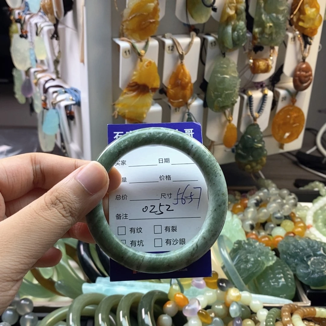 未镶嵌蛇纹石玉颈饰