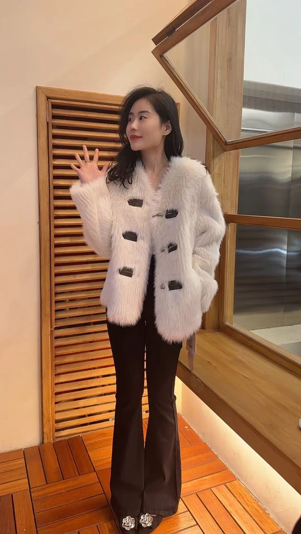 Miss Huo 皮扣毛毛外套 A 杏色 8936