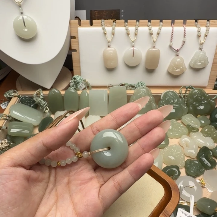 颈饰未镶嵌和田玉