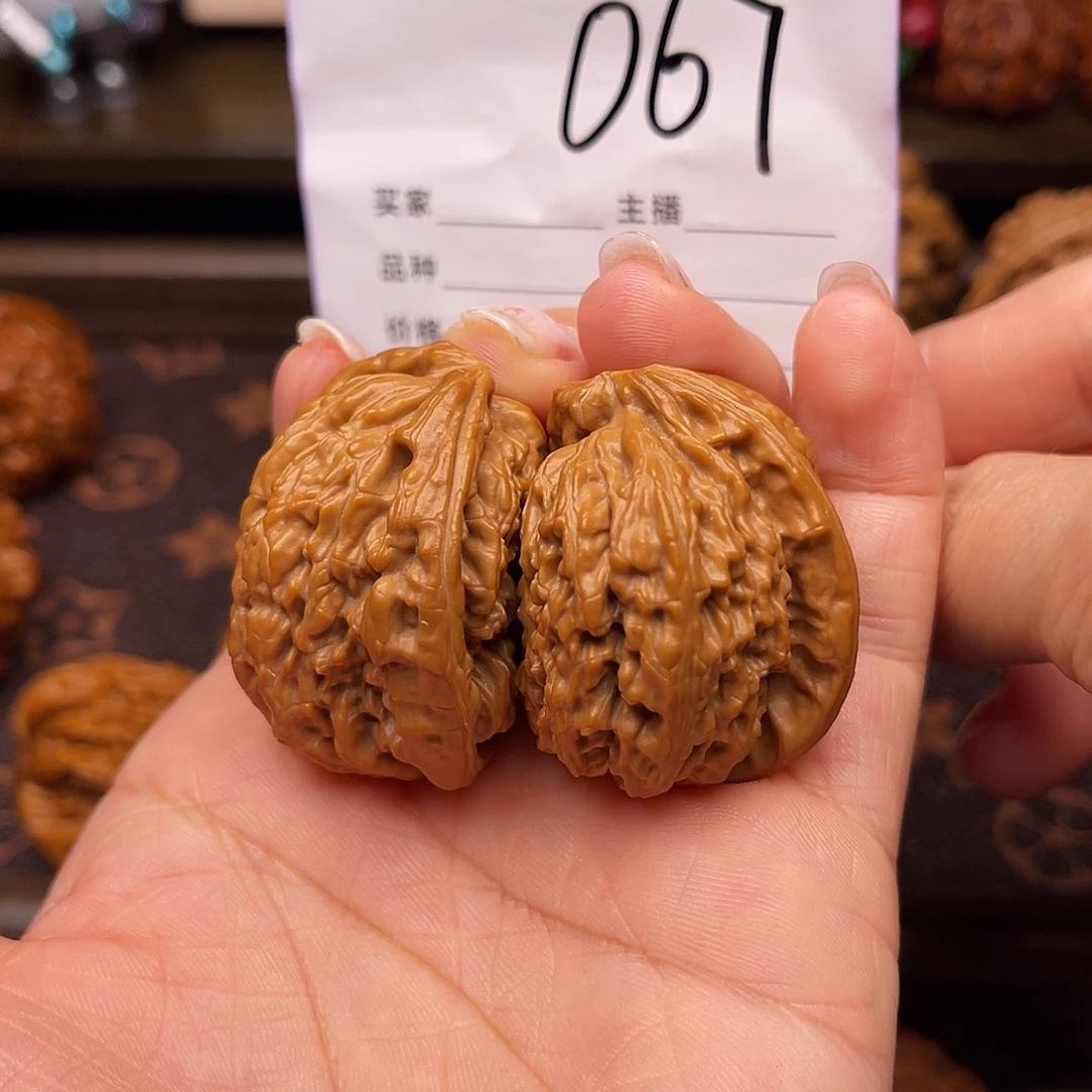 吊坠桃核白狮子半壁