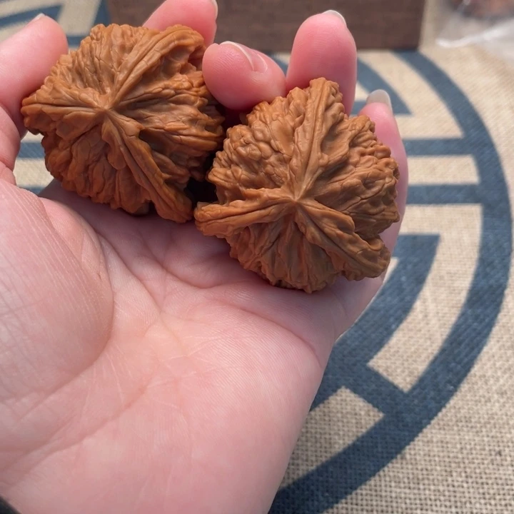 林***星文玩核桃吊坠白狮子